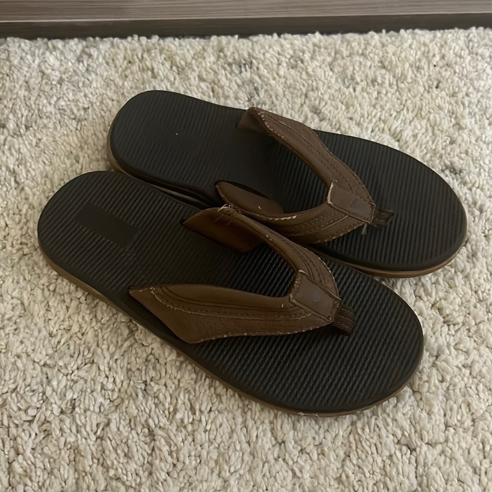 Blue Fin Flip Flop Sandals Size 4